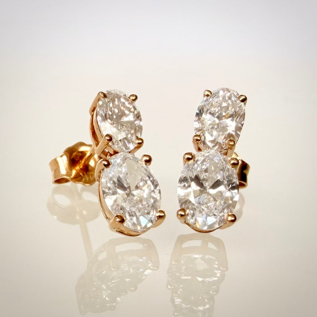 2,23 ct liikkuvat ovaalitimanttikorvakorut edestä
