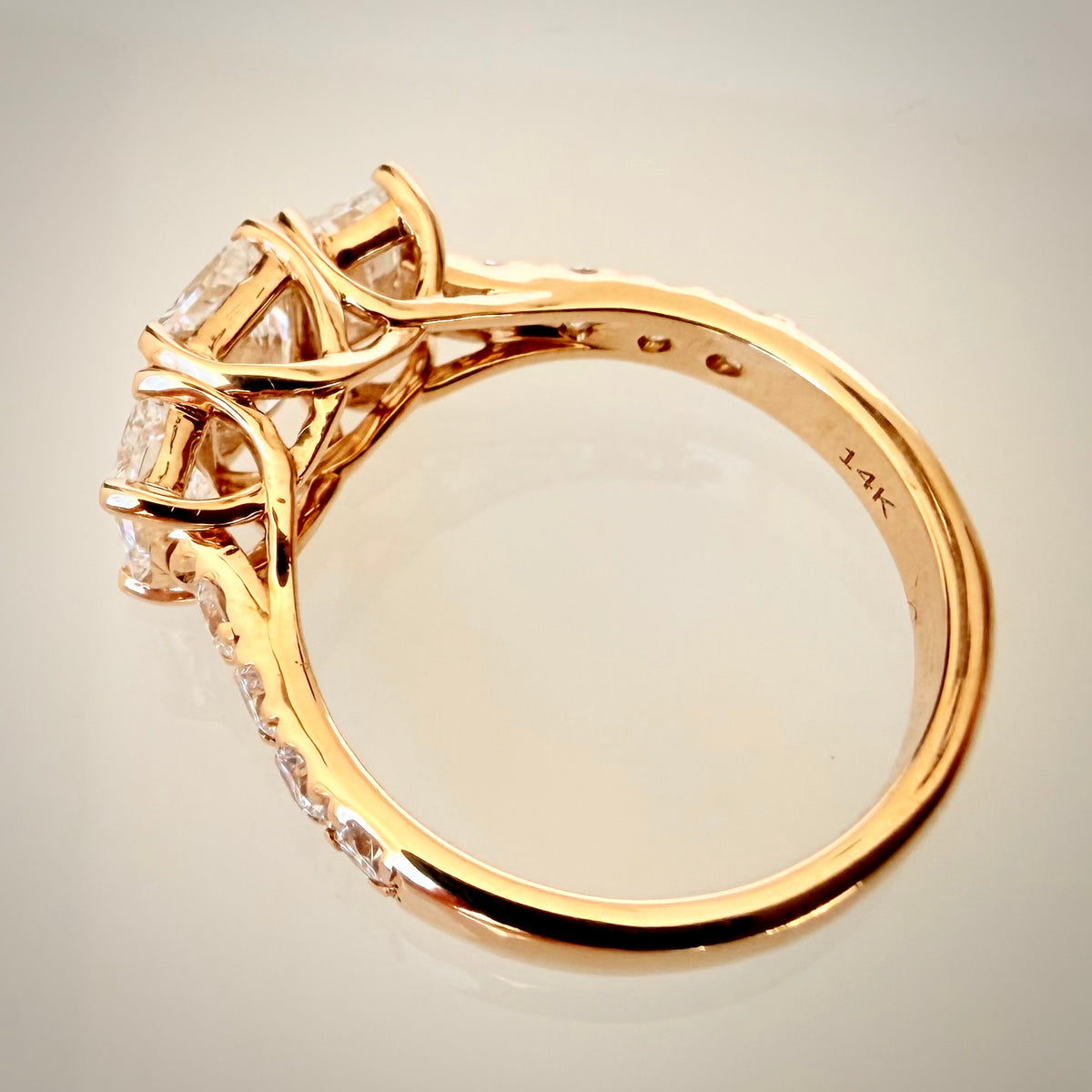 3,01 ct Radiant Trilogy -timanttisormus – 14K keltakulta – IGI ylhäältä