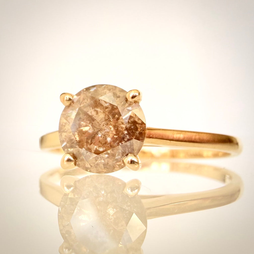 1,05 ct luonnontimanttisormus Fancy Deep Yellow Brown 14K keltakulta etuviistosta