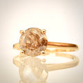 1,05 ct luonnontimanttisormus Fancy Deep Yellow Brown 14K keltakulta etuviistosta