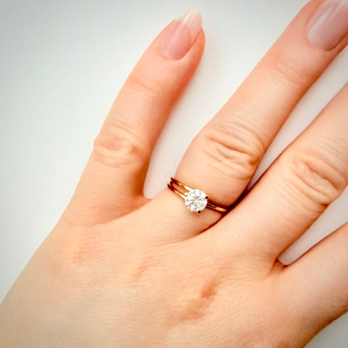 Solitaire 0,80 ct – luonnontimanttisormus, 14k keltakulta sormessa valkoisella taustalla