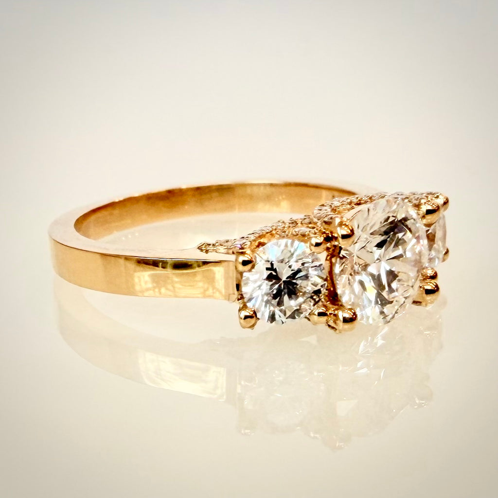 VK Signature Collection – Trilogy-timanttisormus 1,77 ct – 14K keltakulta etuviistosta