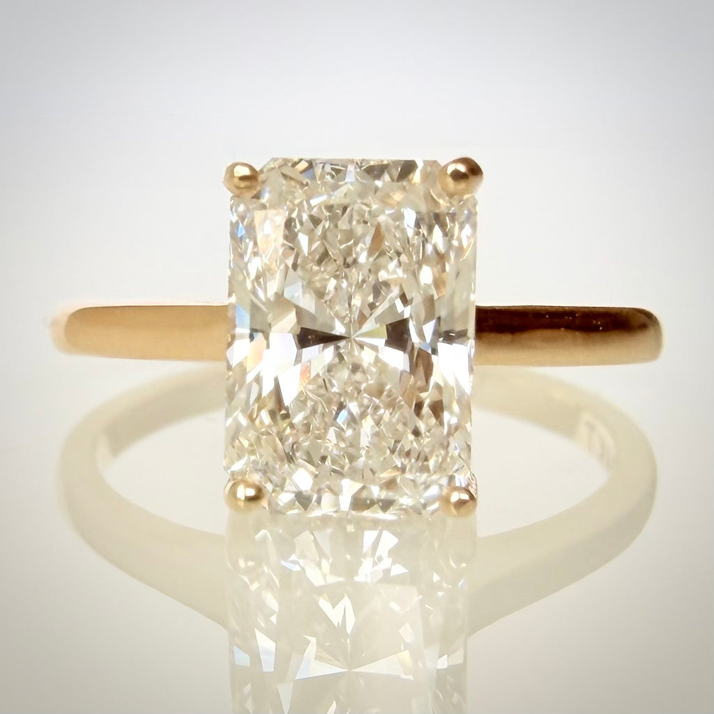 1,99 ct Radiant Cut Hidden Halo -timanttisormus suoraan edestä
