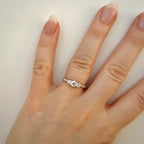 1,00 ct trilogy-timanttisormus – E–F/VVS–VS – 14K valkokulta – IGI sormessa valkoisella taustalla