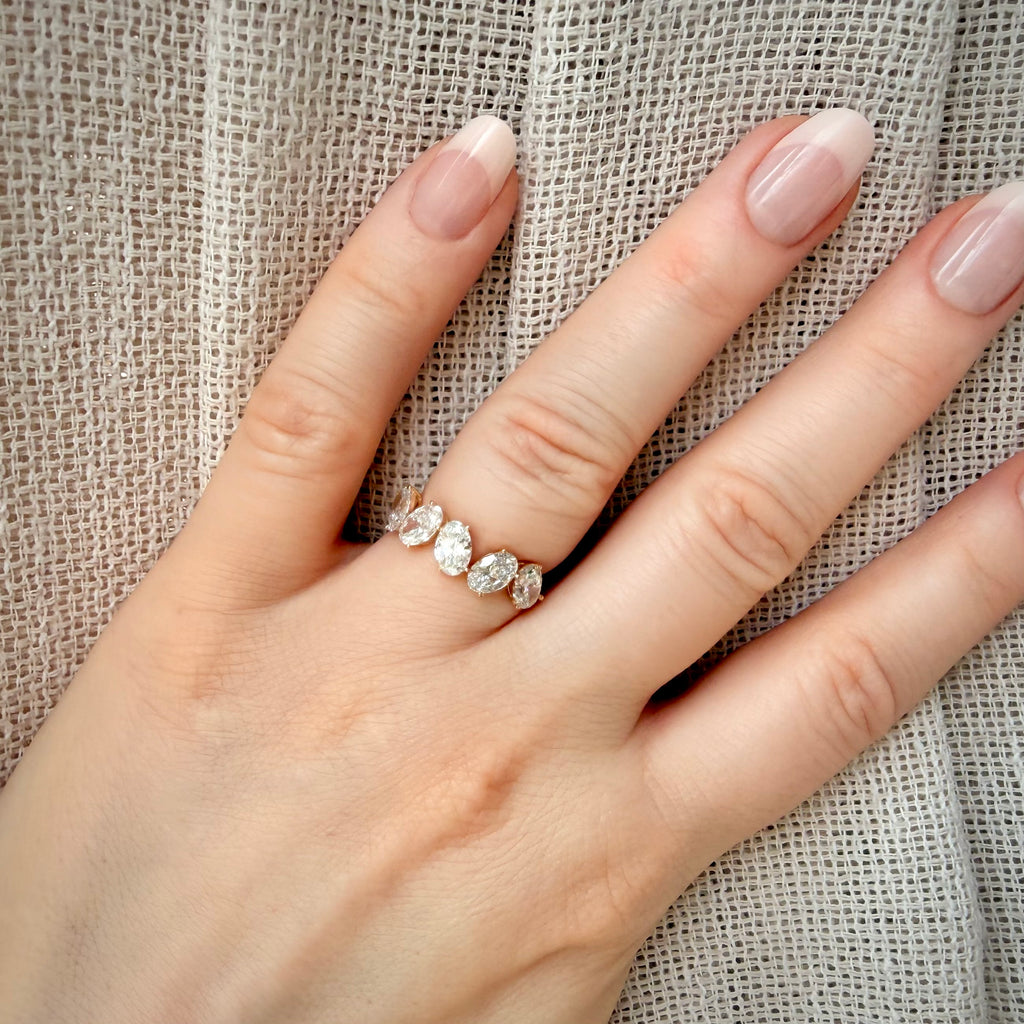 2,47 ct viisikivinen ovaalitimanttisormus – D–E/VVS – 14K keltakulta – HRD sormessa pellavataustalla