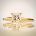 IGI-sertifioitu 0,46 ct Princess-luonnontimanttisormus – 14K Keltakulta etuviistosta