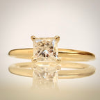 IGI-sertifioitu 0,46 ct Princess-luonnontimanttisormus – 14K Keltakulta etuviistosta
