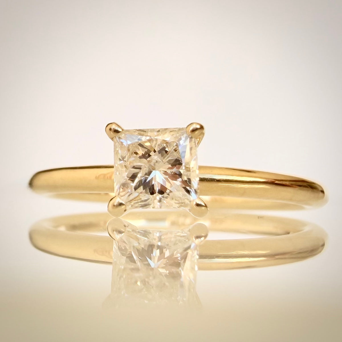 IGI-sertifioitu 0,46 ct Princess-luonnontimanttisormus – 14K Keltakulta etuviistosta