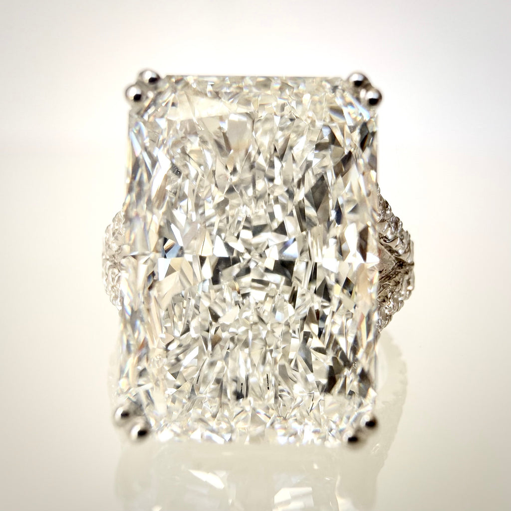 11,02 ct radiant-hiottu laboratoriotimanttisormus 18K valkokullasta, lähikuva edestä