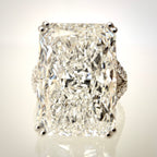 11,02 ct radiant-hiottu laboratoriotimanttisormus 18K valkokullasta, lähikuva edestä