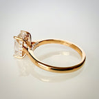 1,99 ct Radiant Cut Hidden Halo -timanttisormus takaviistosta