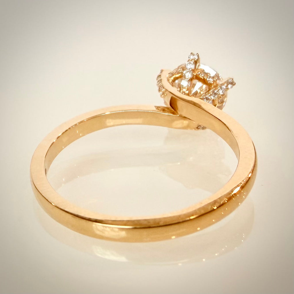 VK Signature Hidden Halo Crown – timanttisormus 1,11 ct, 14K keltakulta yläviistosta takaa