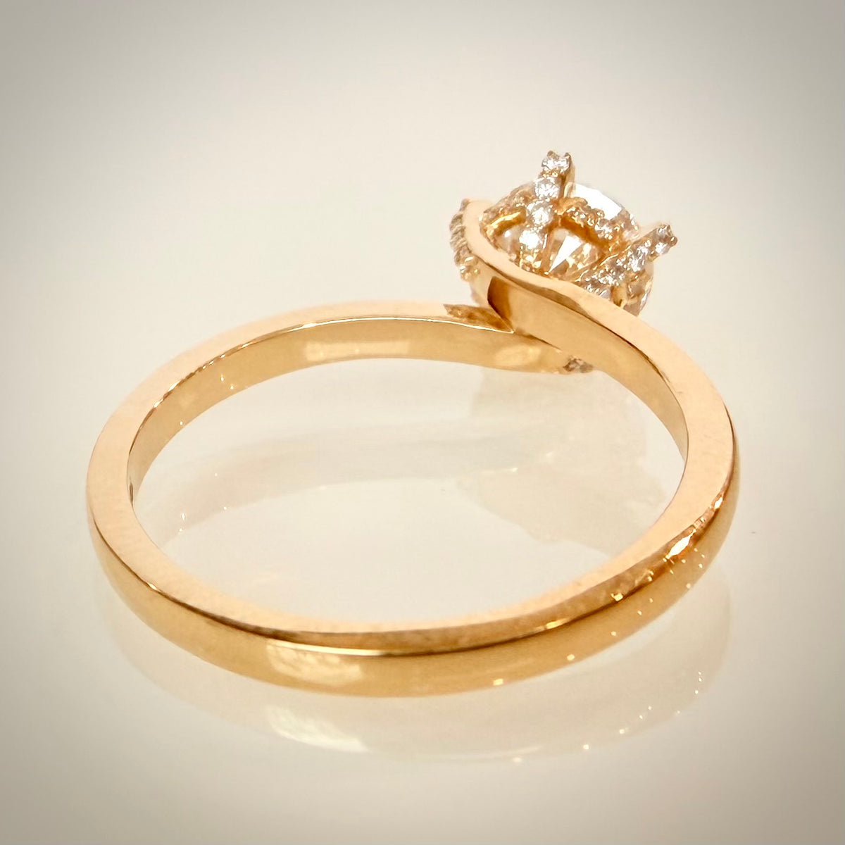 VK Signature Hidden Halo Crown – timanttisormus 1,11 ct, 14K keltakulta yläviistosta takaa