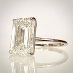 6,01 ct Emerald Cut solitaire-timanttisormus – F/VS1 – 14K valkokulta – IGI etuviistosta