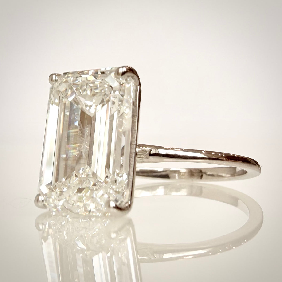 6,01 ct Emerald Cut solitaire-timanttisormus – F/VS1 – 14K valkokulta – IGI etuviistosta
