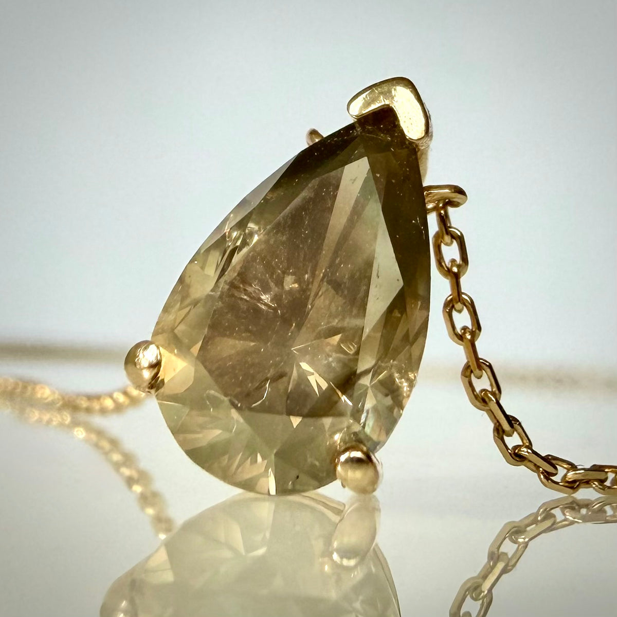 14K luonnontimanttikaulakoru 2,30 ct – Fancy Green Yellow, GCI edestä 2