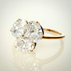 2,23 ct ovaali cluster-timanttisormus 14K kulta etuviistosta