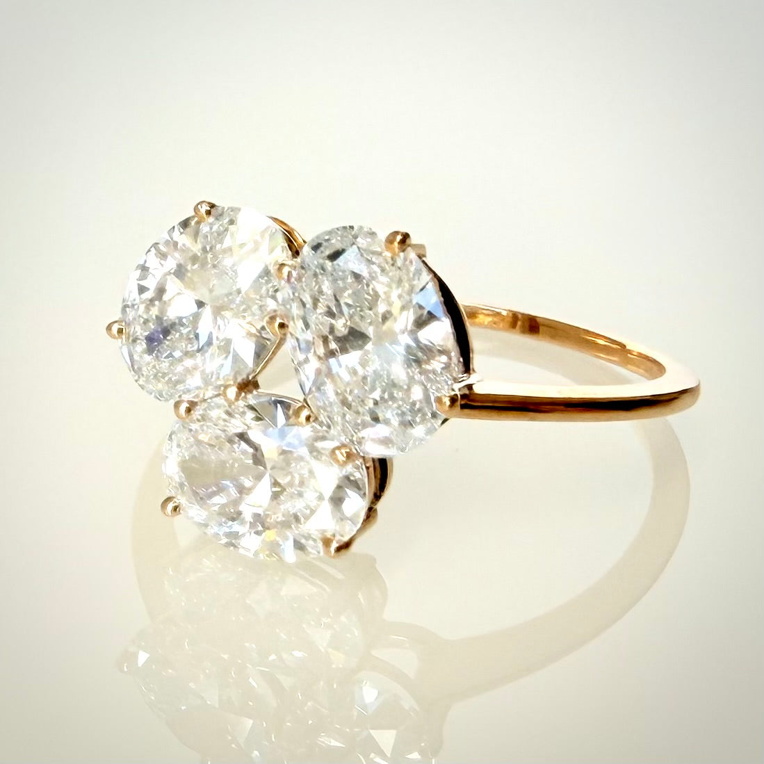 2,23 ct ovaali cluster-timanttisormus 14K kulta etuviistosta