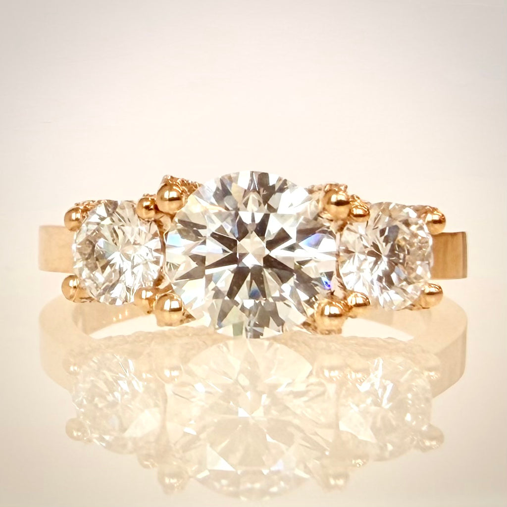 VK Signature Collection – Trilogy-timanttisormus 1,77 ct – 14K keltakulta edestä