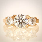 VK Signature Collection – Trilogy-timanttisormus 1,77 ct – 14K keltakulta edestä