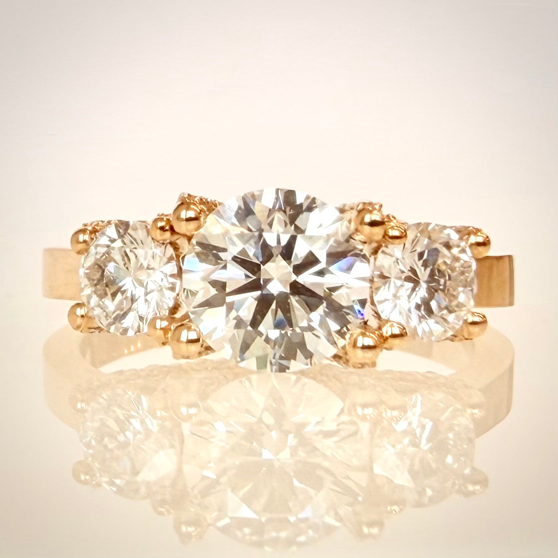 VK Signature Collection – Trilogy-timanttisormus 1,77 ct – 14K keltakulta edestä