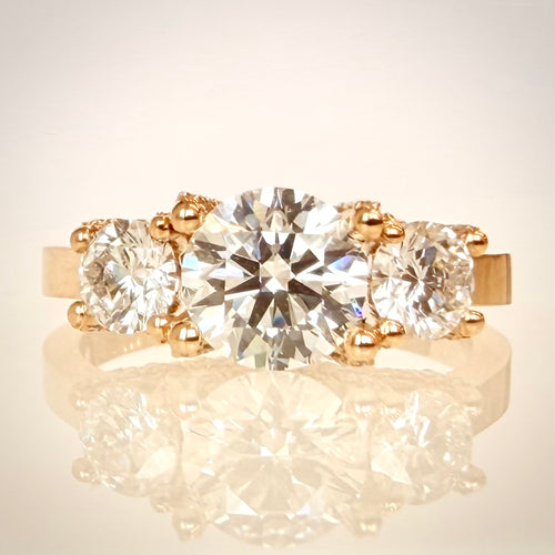 VK Signature Collection – Trilogy-timanttisormus 1,77 ct – 14K keltakulta edestä