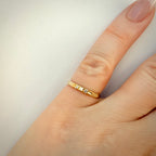 Vintage-timanttisormus kolmella timantilla – 14K keltakulta sormessa valkoisella taustalla