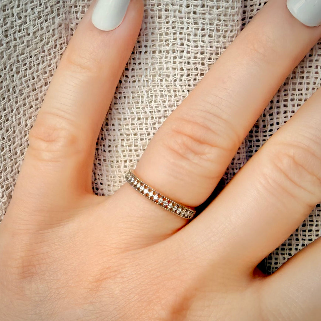 0,19 ct luonnontimantti-stackring 14K kultaa | Italia kuva sormuksesta sormessa 2