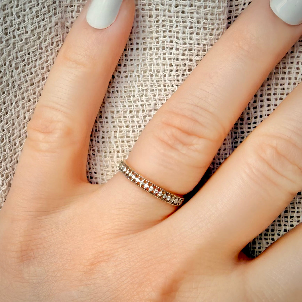 0,19 ct luonnontimantti-stackring 14K kultaa | Italia kuva sormuksesta sormessa 2