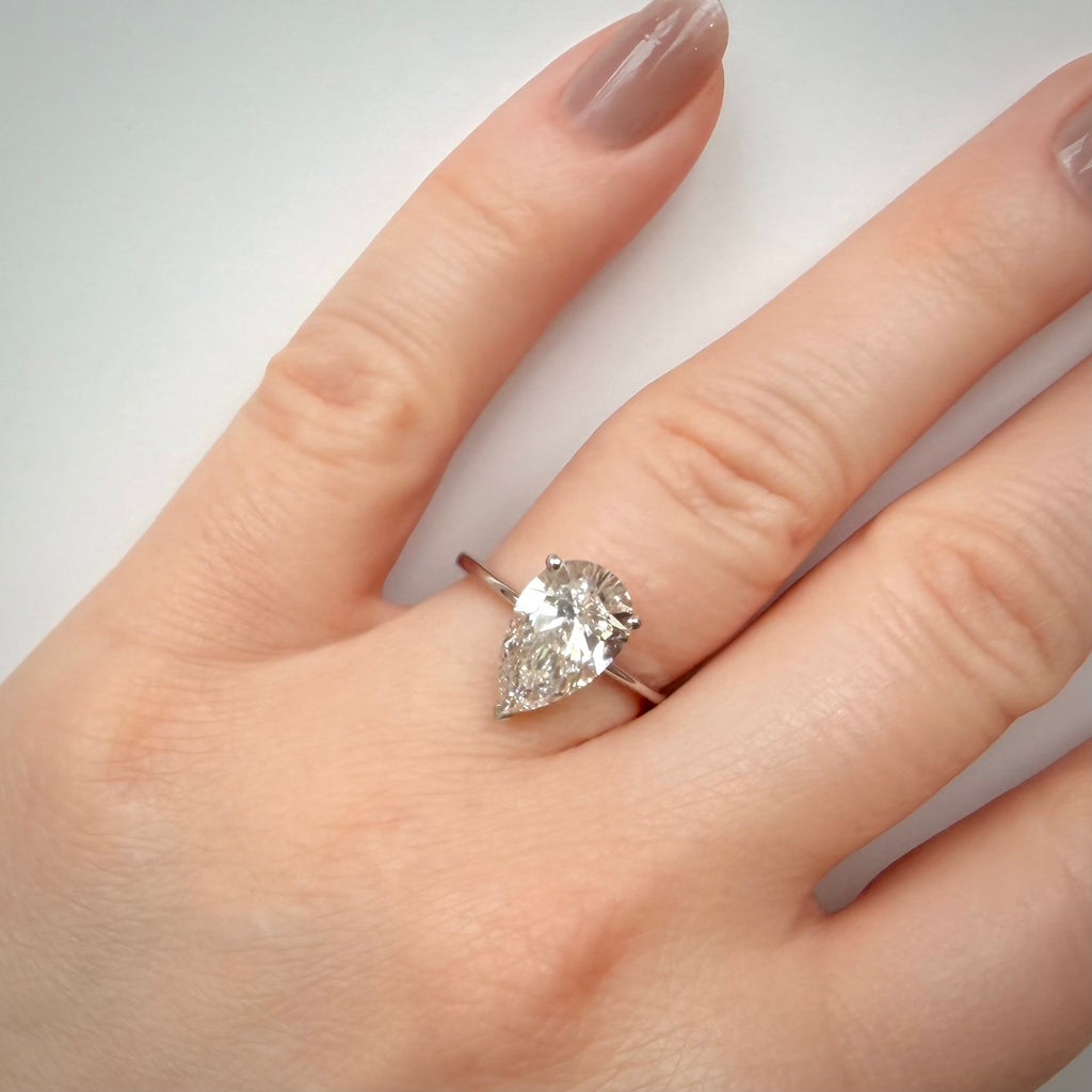 3,09 ct Pear Brilliant -timanttisormus – F/VS1 – 14K valkokulta – IGI sormessa valkoisella taustalla