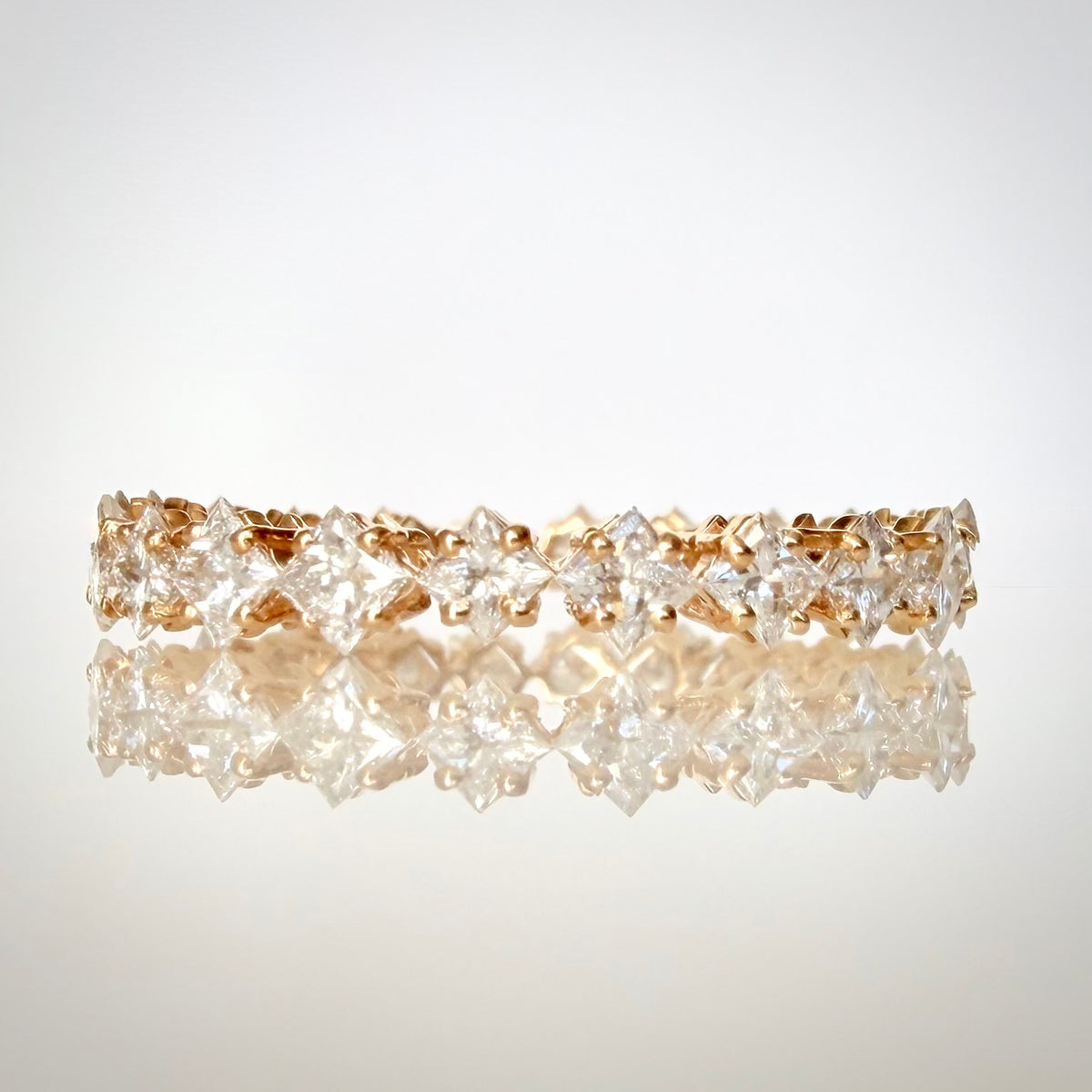 1,71 ct Princess eternity-timanttisormus edestä