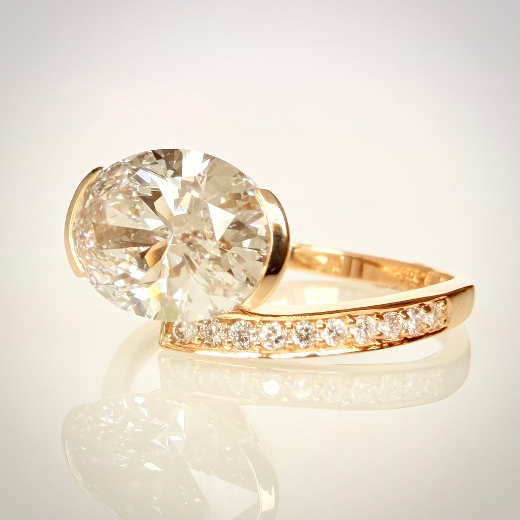 2,80 ct East–West ovaali-timanttisormus etuviistosta