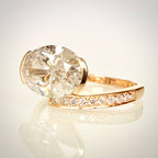 2,80 ct East–West ovaali-timanttisormus etuviistosta