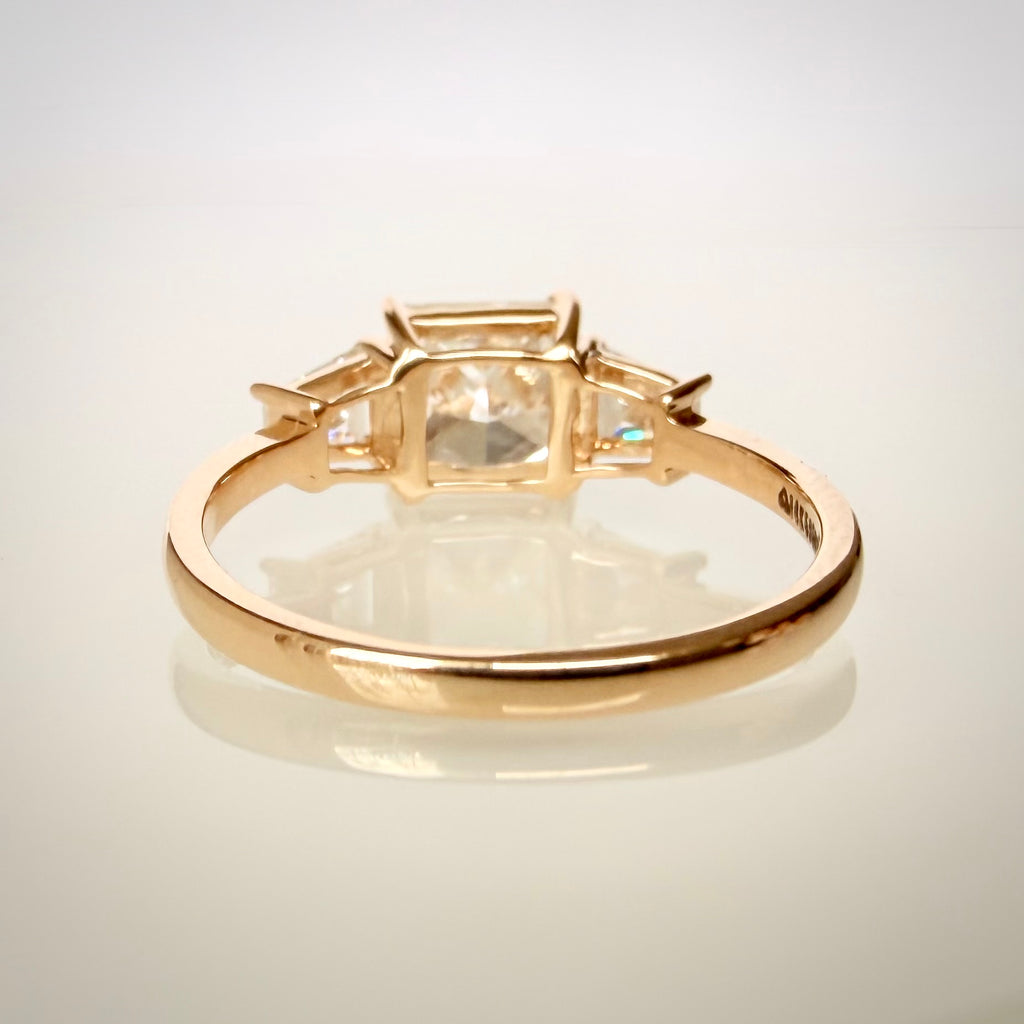 1,69 ct Princess Cut trilogy-timanttisormus takaa
