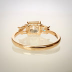 1,69 ct Princess Cut trilogy-timanttisormus takaa