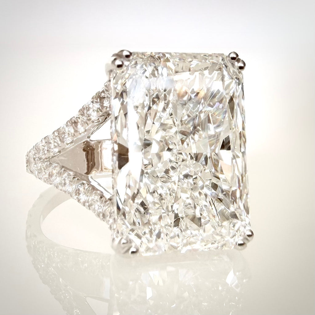 11,02 ct radiant-hiottu laboratoriotimanttisormus 18K valkokullasta, näkymä etuviistosta