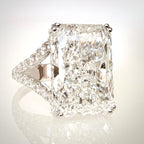 11,02 ct radiant-hiottu laboratoriotimanttisormus 18K valkokullasta, näkymä etuviistosta