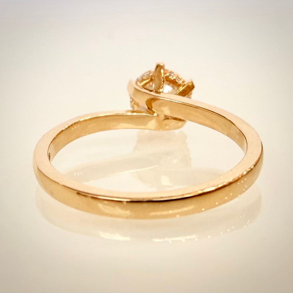 VK Signature Hidden Halo – timanttisormus 1,03 ct, 14K keltakulta takaa