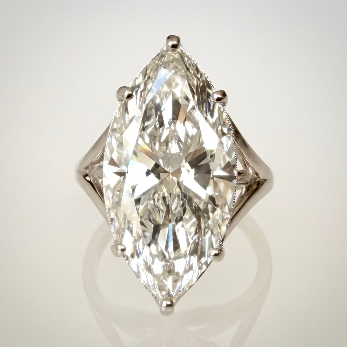 8,19 ct Marquise Cut -timanttisormus suoraan edestä