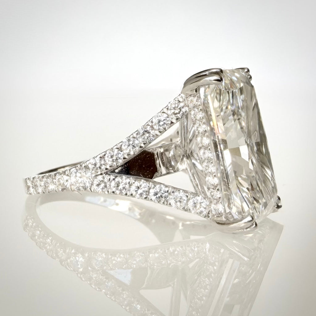 11,02 ct radiant-hiottu laboratoriotimanttisormus 18K valkokullasta, kuva sivulta
