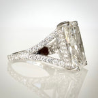 11,02 ct radiant-hiottu laboratoriotimanttisormus 18K valkokullasta, kuva sivulta
