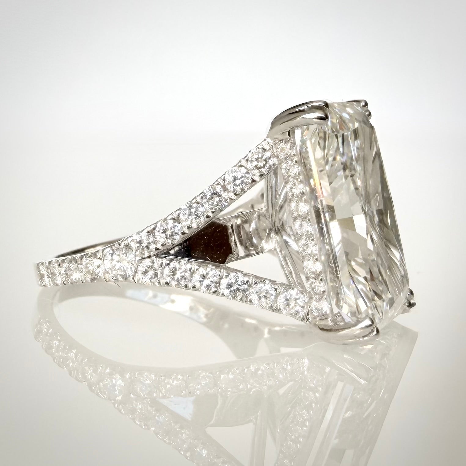 11,02 ct radiant-hiottu laboratoriotimanttisormus 18K valkokullasta, kuva sivulta