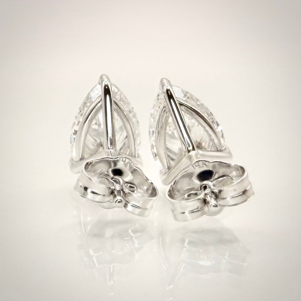3,00 ct Pear Cut -timanttikorvakorut takaa