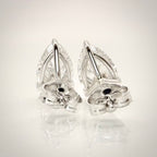 3,00 ct Pear Cut -timanttikorvakorut takaa