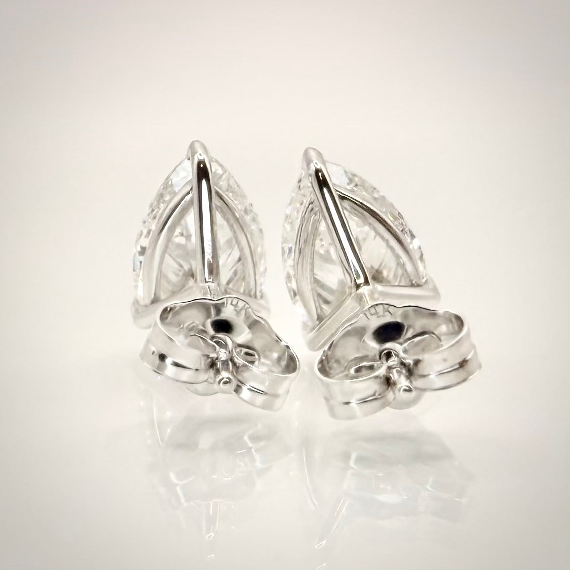 3,00 ct Pear Cut -timanttikorvakorut takaa