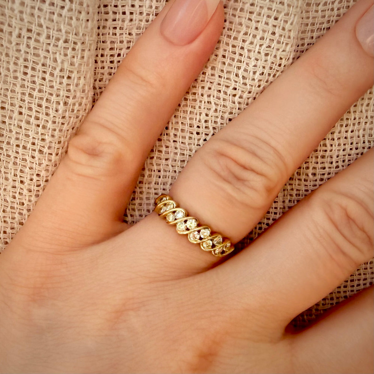 18k Vintage Timanttisormus 0,50 ct sormessa pellavataustalla