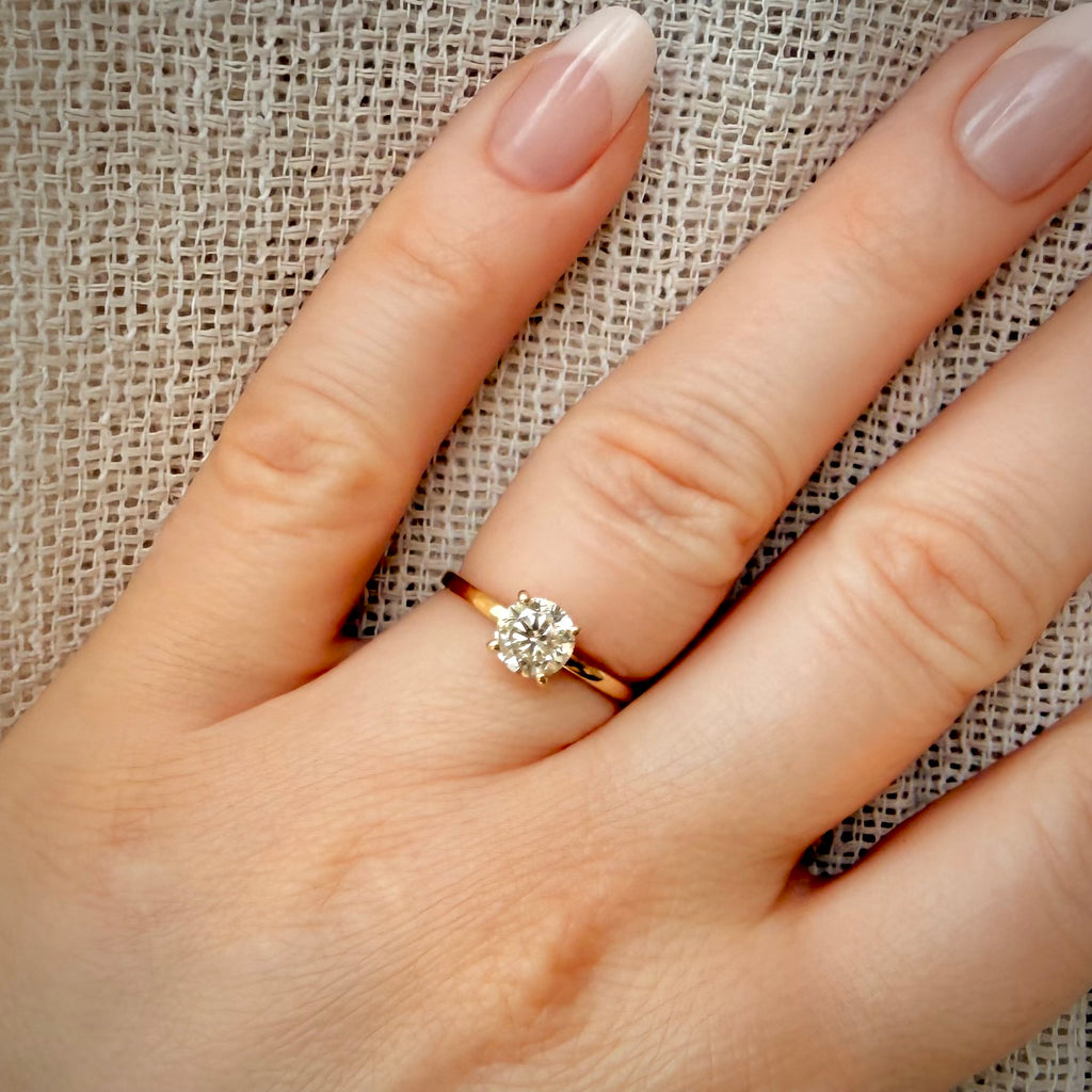 Luonnontimanttisormus noin 1,01 ct – Solitaire – 14K keltakulta sormessa pellavataustalla