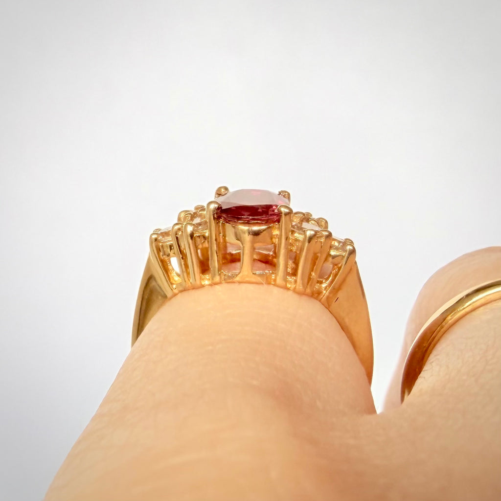 Luonnonrubiini- ja timanttisormus 1,15 ct – 14K keltakulta, HRD sormessa, sivuprofiili