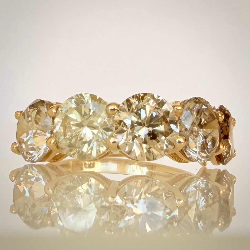 5,29 ct timanttisormus, 5-stone warm Champagne rivimalli lähikuva edestä