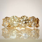5,29 ct timanttisormus, 5-stone warm Champagne rivimalli lähikuva edestä